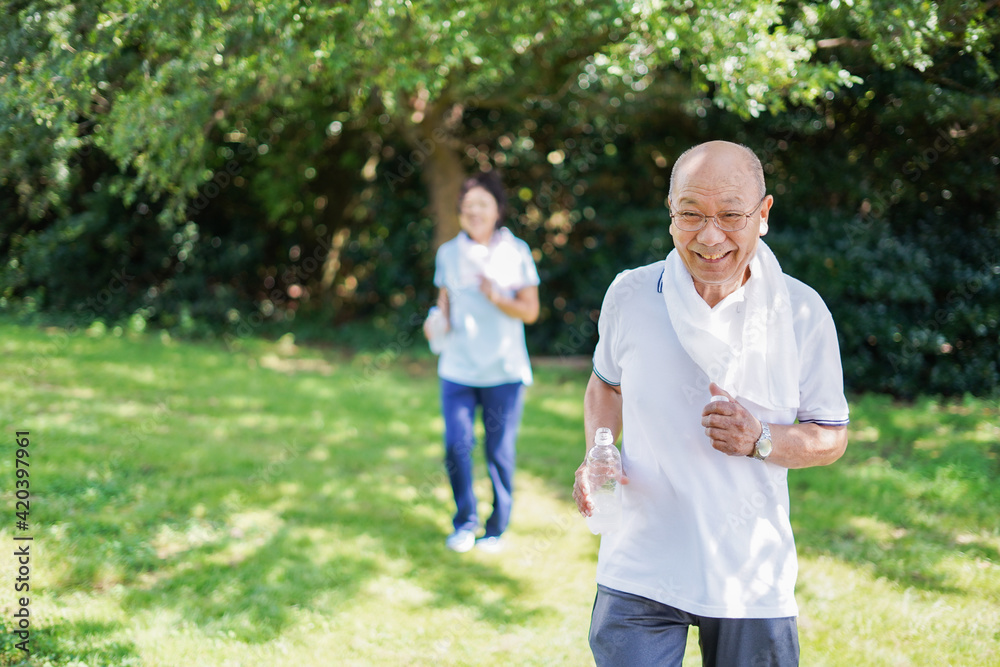 Fototapeta premium 野外でランニングをする高齢の夫婦