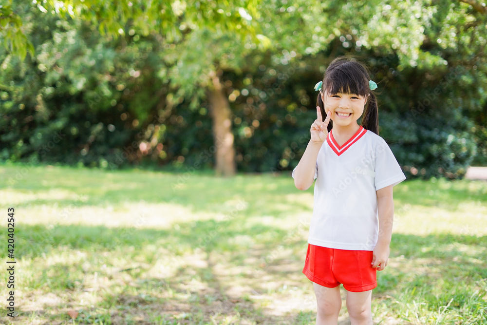 外で楽しくスポーツをする女の子 外で楽しくスポーツをする女の子
