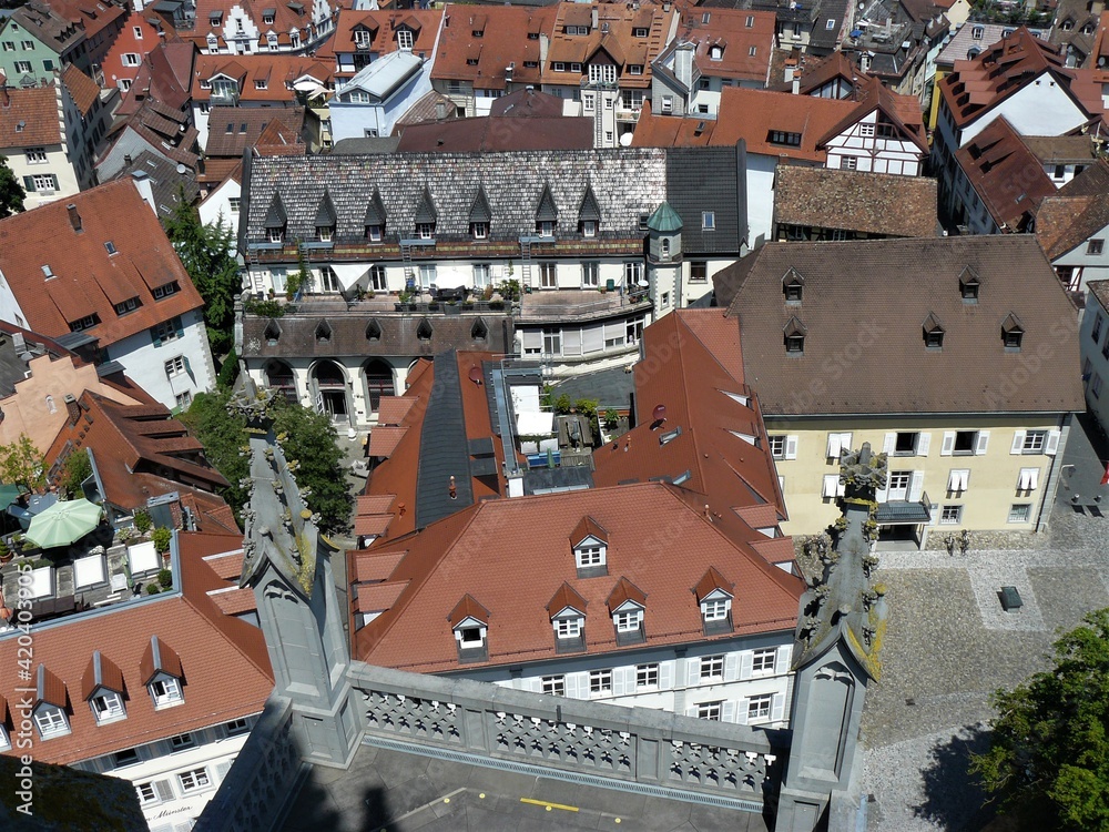 Blick auf Rathaus und Häuser am Marktplatz in Konstanz am Bodensee