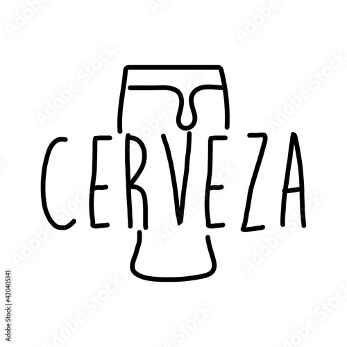 Logotipo con texto manuscrito cerveza en español escrito a mano en silueta de vaso con espuma con lineas en color negro