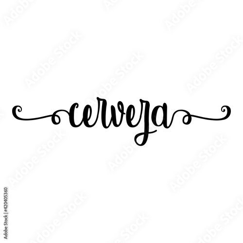 Bebida alcohólica. Banner con texto manuscrito cerveza en español escrito a mano con florituras en color negro	