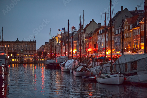Canvas Print boats in the clear water in copenhagen