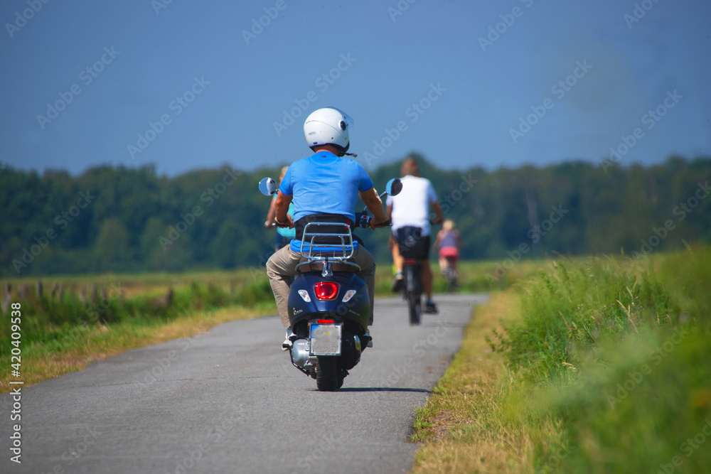 Obraz premium Freizeit auf dem Motorroller Menschen im Naturpark