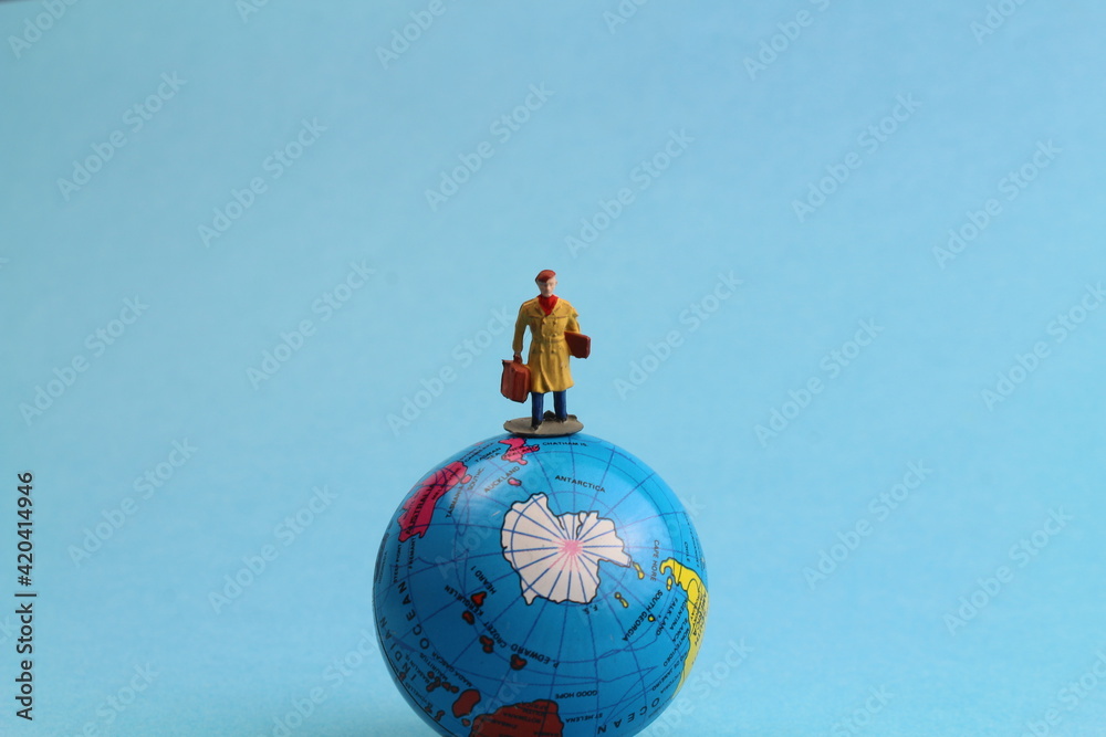 kleine Figur auf einem Globus kleine Figur auf einem Globus