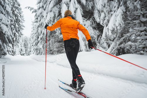 Skilangläufer im Winter auf der Loipe beim Wintersport