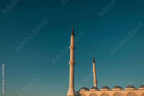 Fotomural blue, cloudless sky over high minarets of Mihrimah Sultan Mosque, Istanbul, Turk