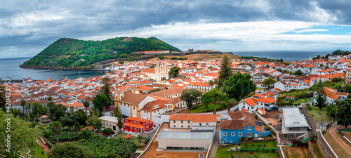 Vista panorâmica da cidade de Angra do Heroísmo na Ilha Terceira, Açores