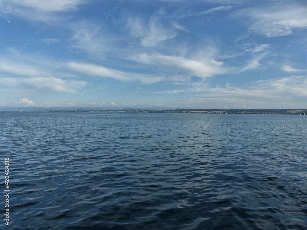 Fototapeta premium Blick über den Bodensee mit Uferlinie im Hintergrund