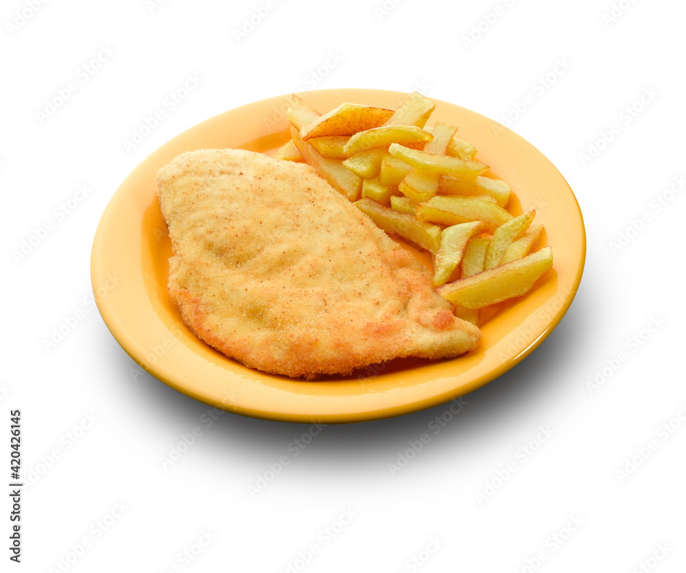 pechuga de pollo empanado con patatas sobre plato amarillo y fondo blanco, vista cenital. Breaded chicken breast with potatoes on a yellow plate and a white background, overhead view.