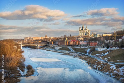 Fototapeta Naklejka Na Ścianę i Meble -  Assumption Cathedral and the Dnieper River in Smolensk