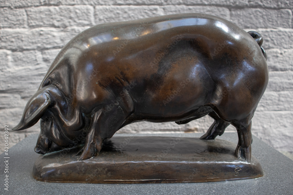 Obraz premium Pig hog bronze statue outdoor park garden