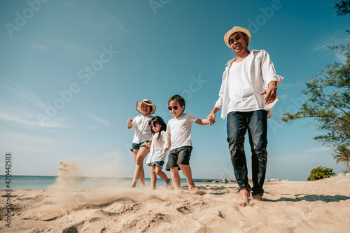 Canvas Print Asian family vacation at the beach with family relationships