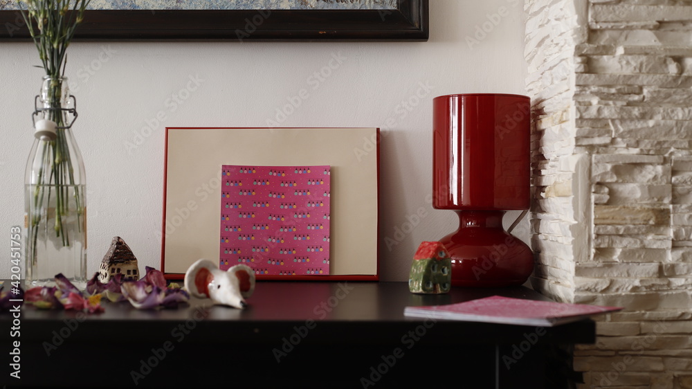 Komódka mebel w salonie z ramką czerwoną, karteczką kolorową i lampką szklaną bordową - obrazy, fototapety, plakaty 