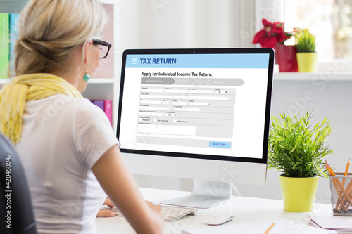 Foto Woman submitting individual income tax return form