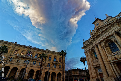 Nube di sabbia vulcanica in transito sul centro di Riposto