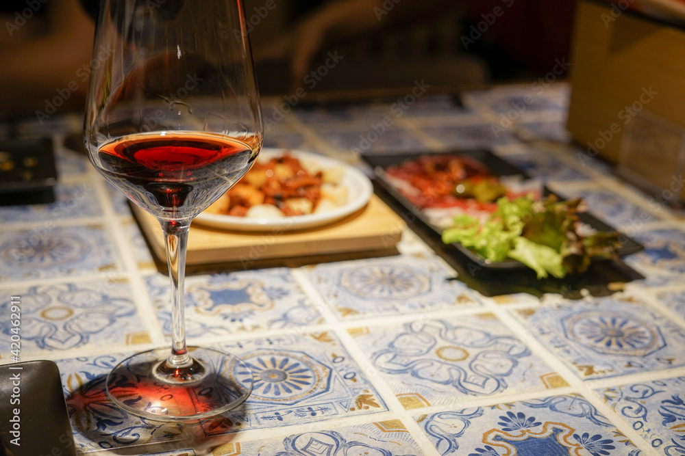 レストランの赤ワインのイメージ