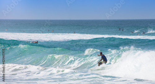 Praia com surfistas