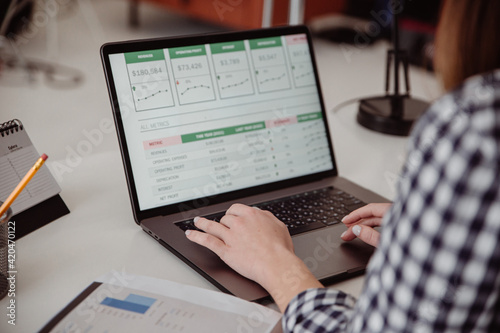 Wallpaper Mural Finance business graph. Female professional analyzing trade development  Torontodigital.ca