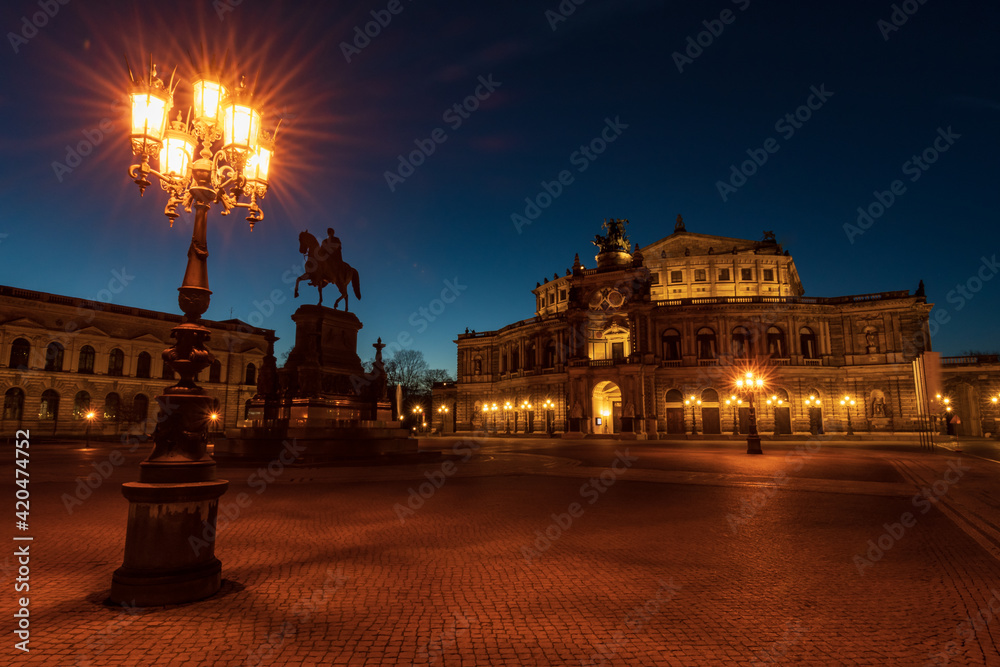 Dresdener Semperoper beleuchtet zur Blauen Stunde