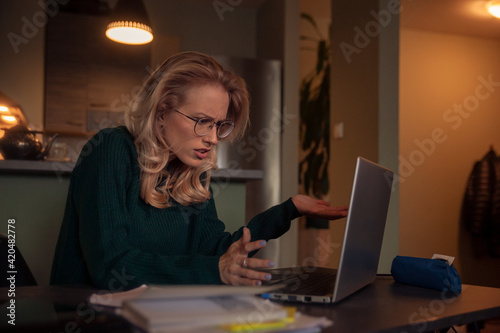 Foto one young woman, clueless what is going on with her laptop