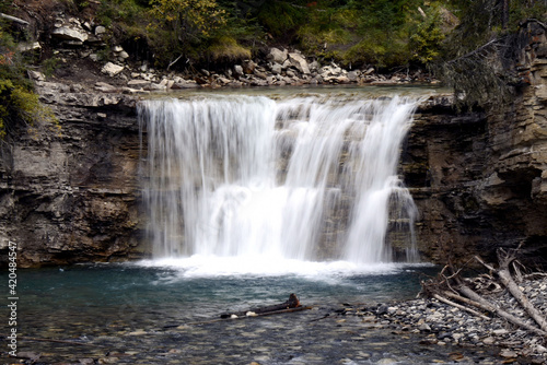 Fototapeta Naklejka Na Ścianę i Meble -   Alberta Canada,Athabasca waterfall among the rocks