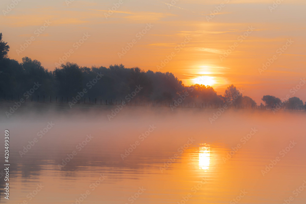 Sonnenaufgang am Rhein mit Nebel