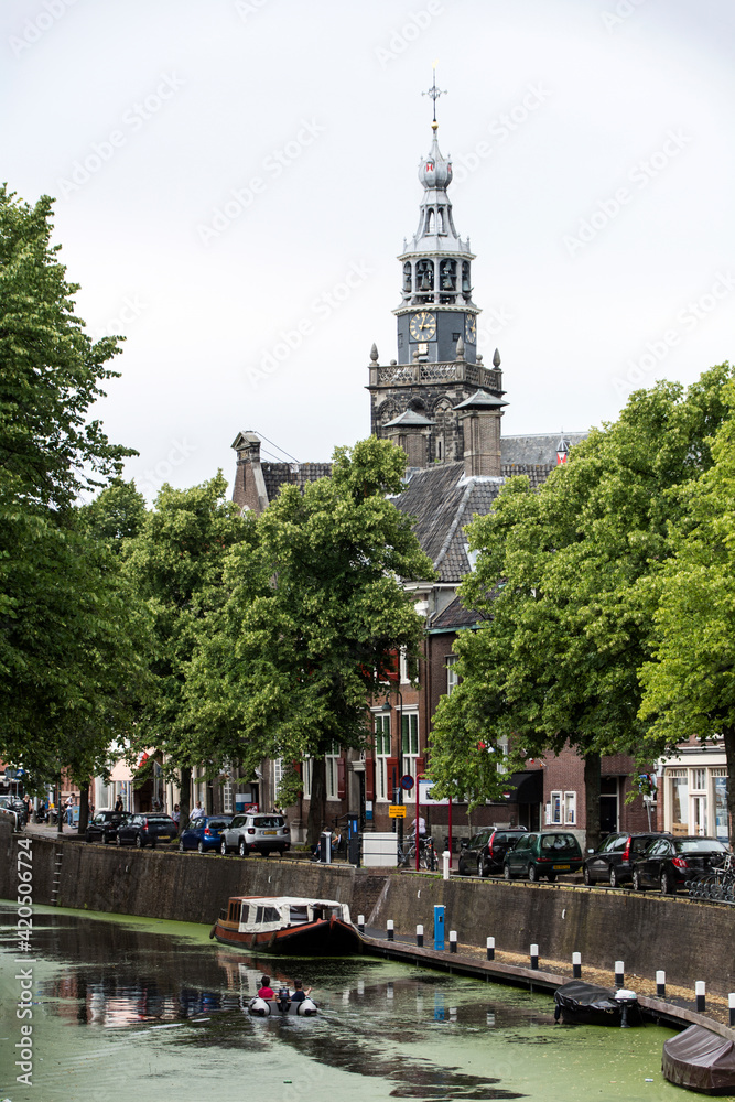 Naklejka premium Gracht von Gouda mit der Sankt-Johannes-Kirche.