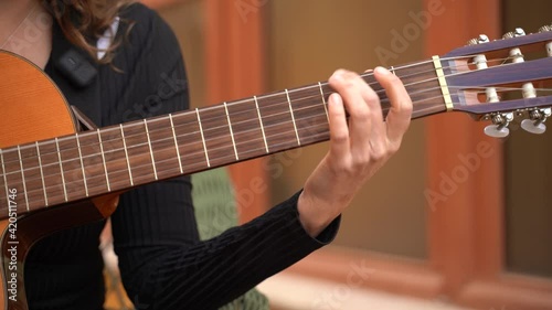 Cantante tocando y cantando en la terraza