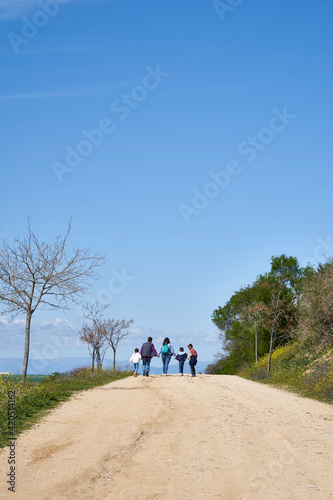 Familia paseando por el campo en invierno en un dia soleado