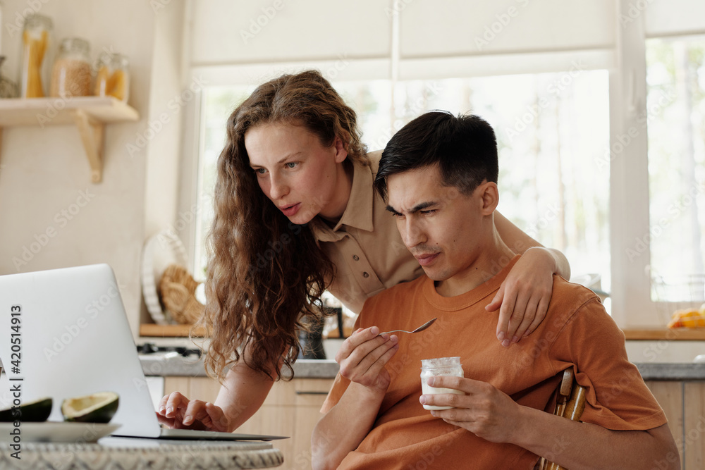 Showing strange video to boyfriend Showing strange video to boyfriend