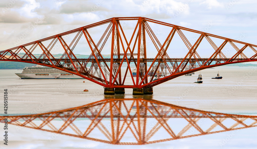 Spiegelung Forth Bridge - zweigleisige Eisenbahnbrücke, Edinburgh Spiegelung Forth Bridge - zweigleisige Eisenbahnbrücke, Edinburgh