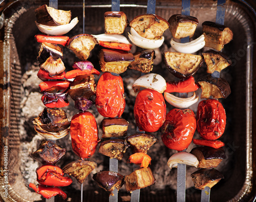 Obraz na płótnie Cooking vegetables on grill outdoors. Grilled veggie skewers. Barbecue and picnic season concept. Top view. w salonie