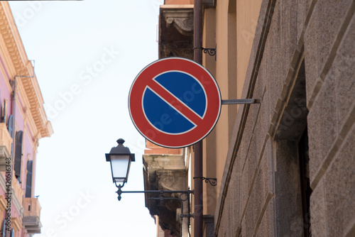 cartello stradale di divieto di sosta in contesto urbano photo