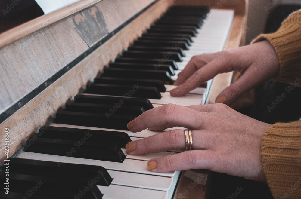 Obraz premium hands playing the piano