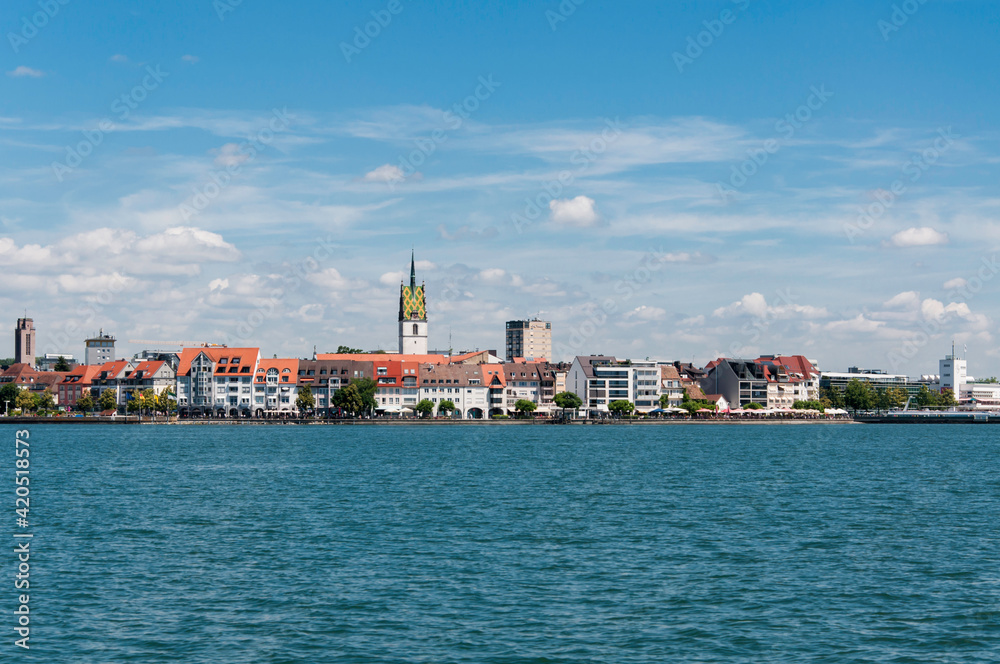 Panoramablick auf Friedrichshafen vom Bodensee aus. Zentral im Bild der Turm von St. Nikolaus.