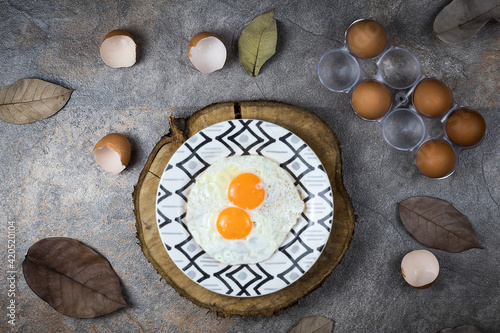 Concepto de huevos en la mesa con hojas y cáscaras de huevo en la vista superior