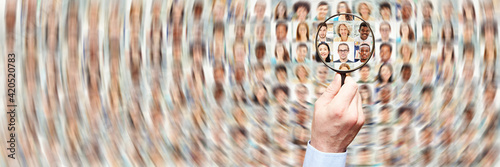 Panorama Geschäftsleute Collage rotiert um Lupe auf Personal Suche