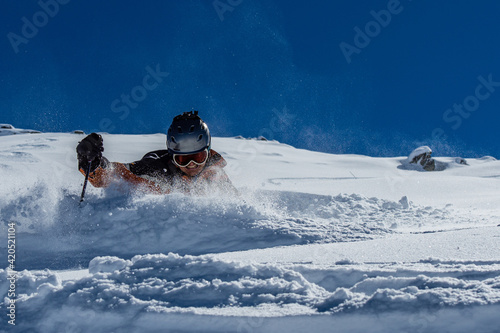 Skifahrer im Tiefschnee