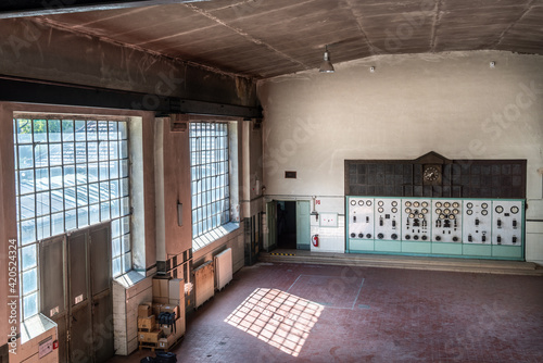 Maschinenhalle und Schalttafel in einem historischen Kraftwerk photo