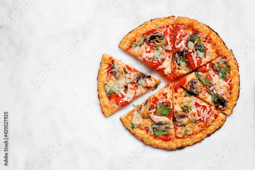 Foto Healthy, gluten free cauliflower crust pizza with tomatoes, mushrooms and spinach