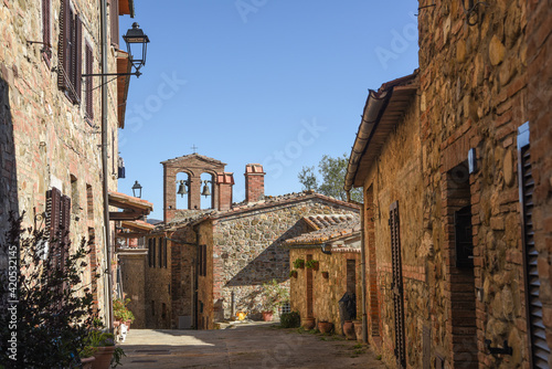 Fototapeta Naklejka Na Ścianę i Meble -  Veduta di una strada del paesino medievale di Contignano, in Val d'Orcia