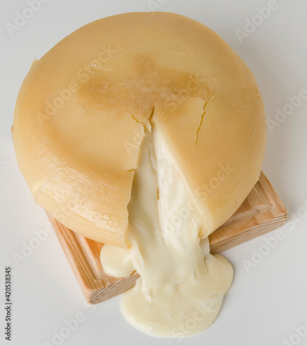 queijo amanteigado, tipico português, Serra da Estrela, sobre tábua de madeira, com pano a envolver o queijo  photo