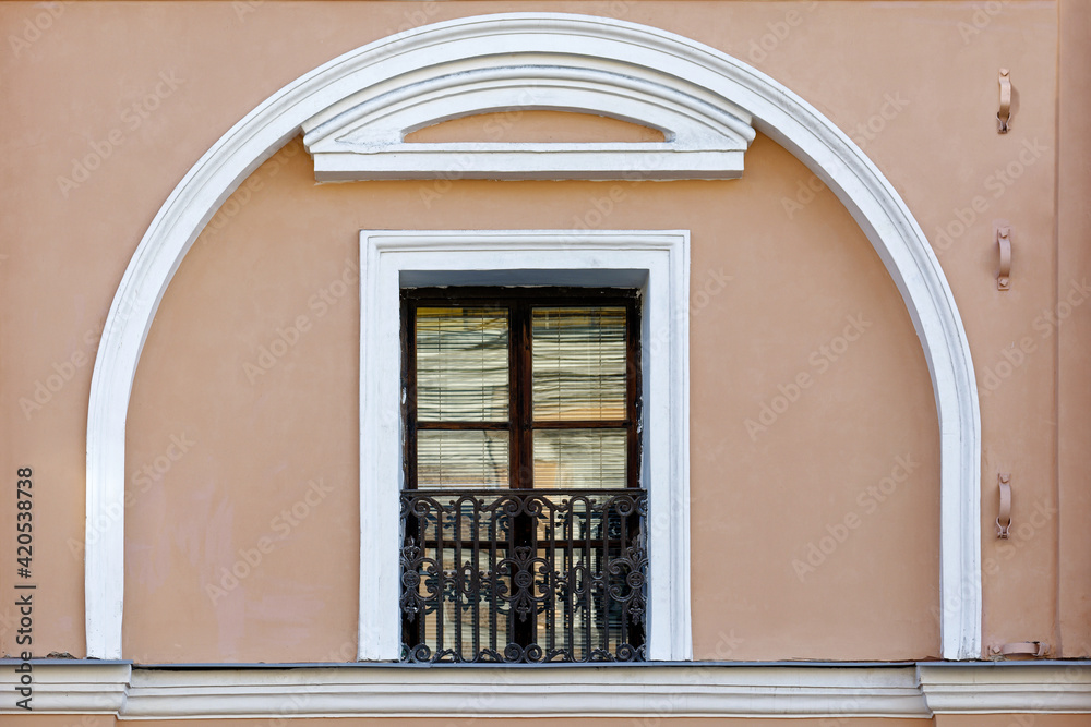Fototapeta premium Window with a white arch.