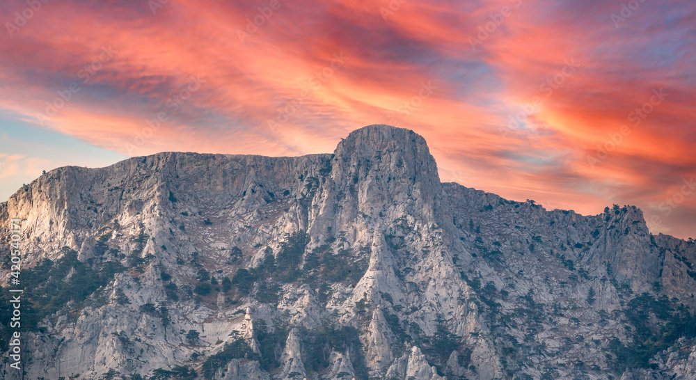 Fototapeta premium A majestic view of the rocky mountains ranges in beautiful pink sunset