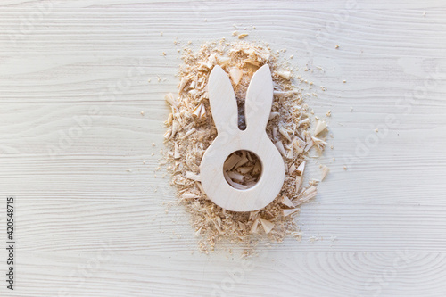 do it yourself: easter bunny - wooden egg stand. Step 6: the finished Easter egg holder lies on the table in a circle of sawdust and shavings