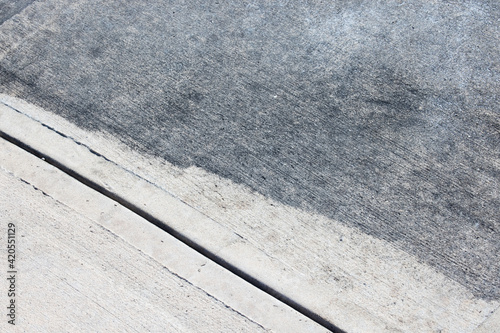 Foto Patrially cleaned and partial dity cement sidewalk in front of a homeafter some of it has been pressure washed