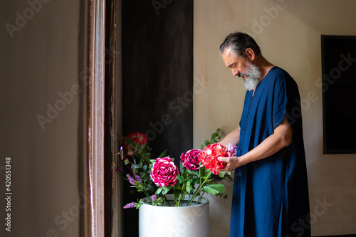 Old man wearing an arabic dress.