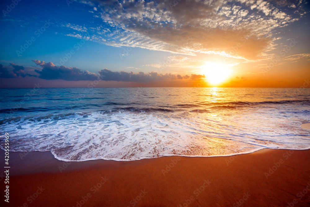 Obraz premium Beautiful sunset sea and tropical beach
