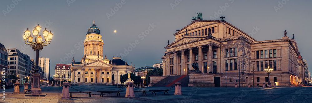 Obraz premium Panorama image of Gendarmenmarkt square in Berlin with German church and Concert Hall at dawn
