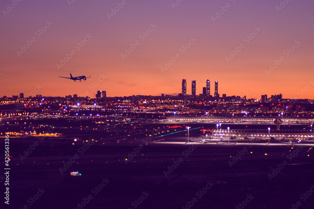Fototapeta premium edificios de Madrid al atardecen con aviones